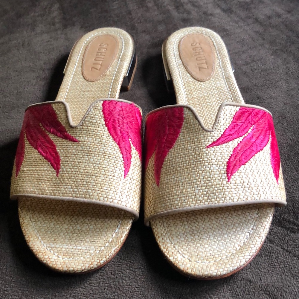 Flat sandals